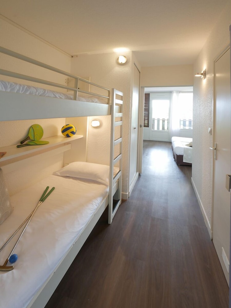 Room, 3 Twin Beds, Balcony (4) photo 2