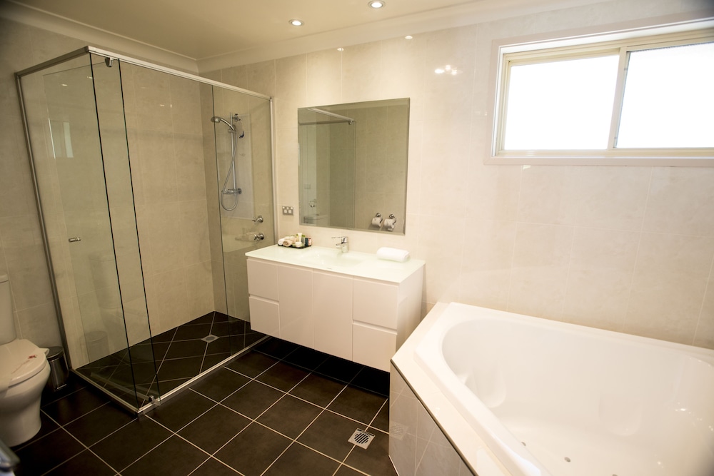 Superior Room, 1 King Bed, Non Smoking, Microwave - Photo 10