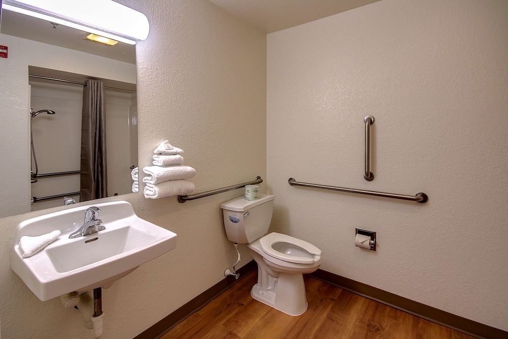 Deluxe Room, 1 Queen Bed, Accessible, Non Smoking photo 2