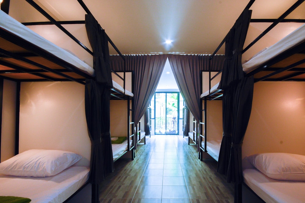 Private Room 16 Beds with Shared Bathroom photo 3