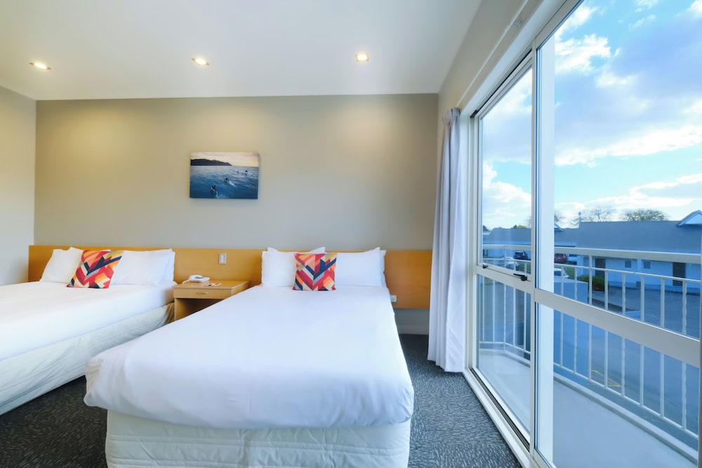 Deluxe Room thumbnail 6