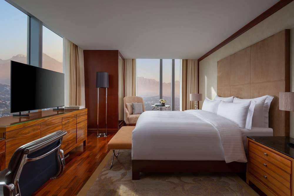Elite Room, 1 King Bed, Corner (View) photo 1