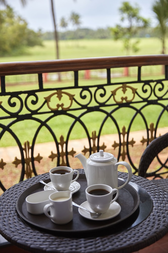 Deluxe Double Room, 1 King Bed, Balcony, Garden View photo 2