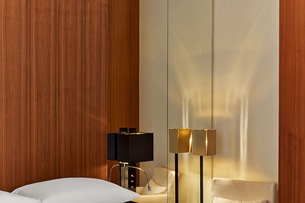Room, 1 Queen Bed (View) thumbnail 6