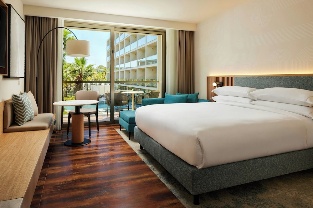 Deluxe Room, 1 King Bed, Resort View (Balcony) - Photo 1
