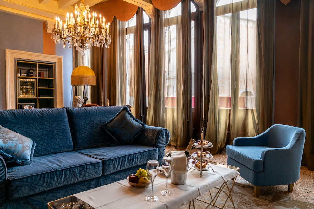 Executive Suite, Canal View (with Turkish bath)