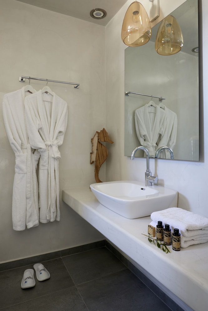 Elegant Suite with outdoor heated private Jacuzzi - Photo 6