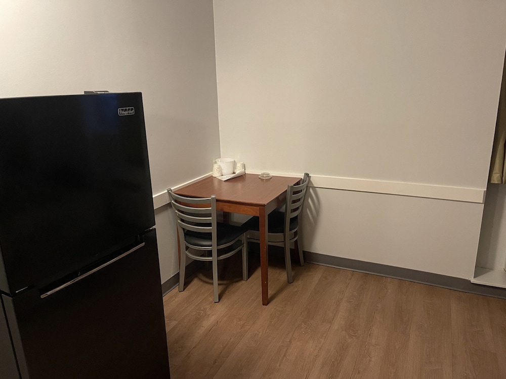 Deluxe Room, 1 Queen Bed, Non Smoking, Kitchenette - Photo 9
