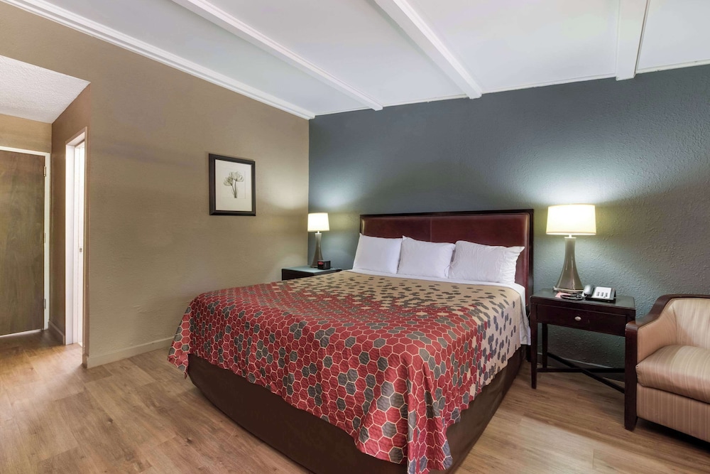 Standard Room, 1 King Bed, Non Smoking photo 2