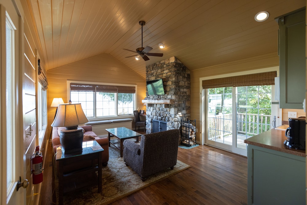 Premier Lakeview Two Bedroom Cottage