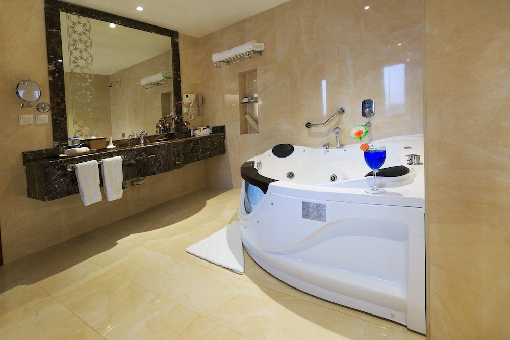 Executive Suite, 1 Bedroom, Jetted Tub thumbnail 5