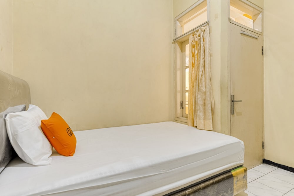 Single Room, Shared Bathroom