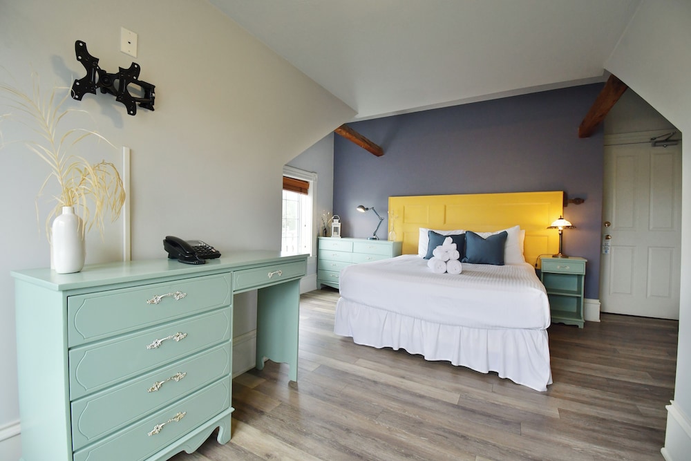 Junior Suite, 1 Queen Bed, Bathtub, Bay View