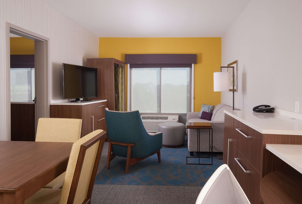 Suite, 1 King Bed, Accessible, Bathtub - Photo 3