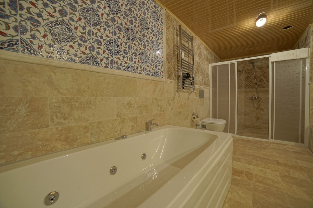 Premium Suite, Jetted Tub (Triple) - Photo 14