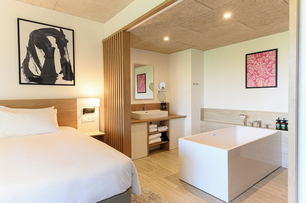 Suite, 1 Bedroom, Balcony - Photo 6