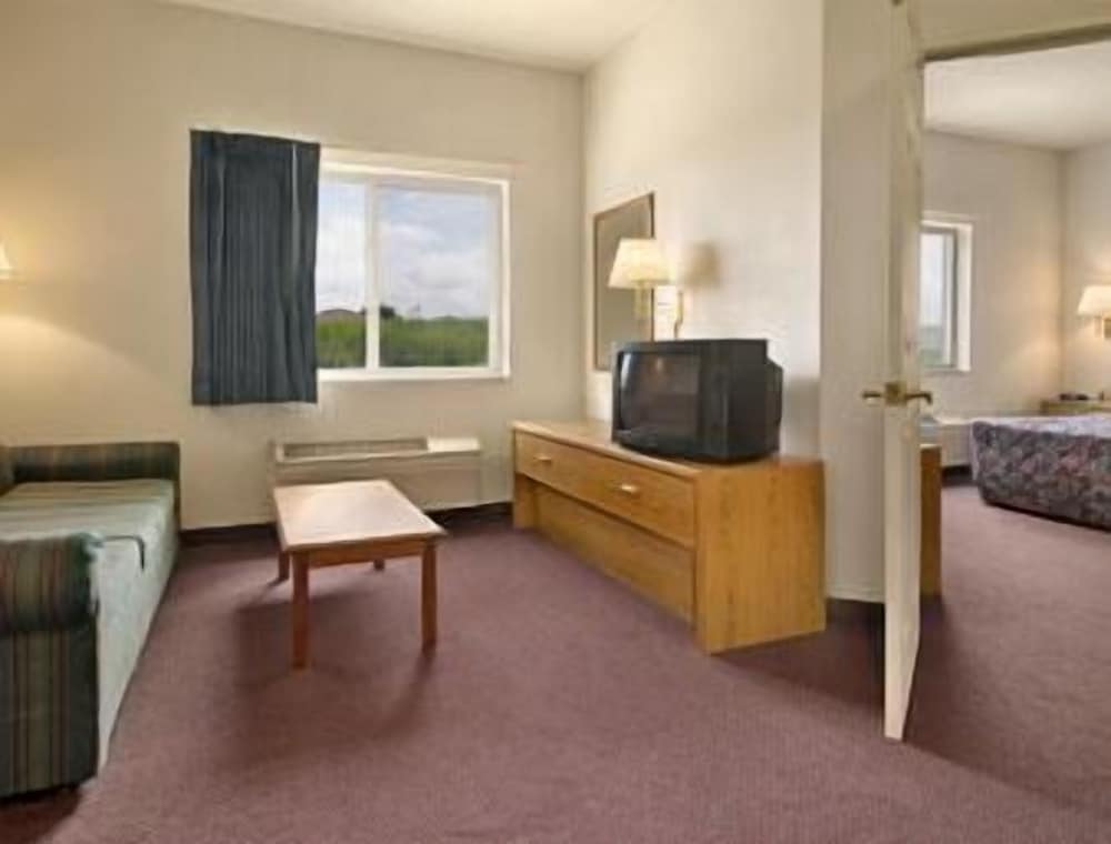 Suite, 1 King Bed, Refrigerator photo 3