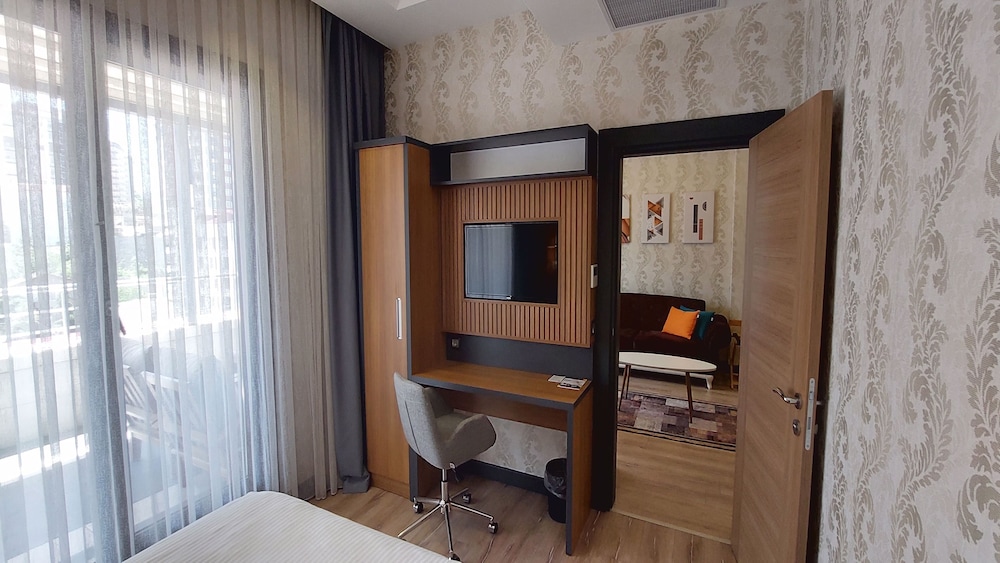 Suite, 1 Bedroom, Smoking (Top Floor) - Photo 2