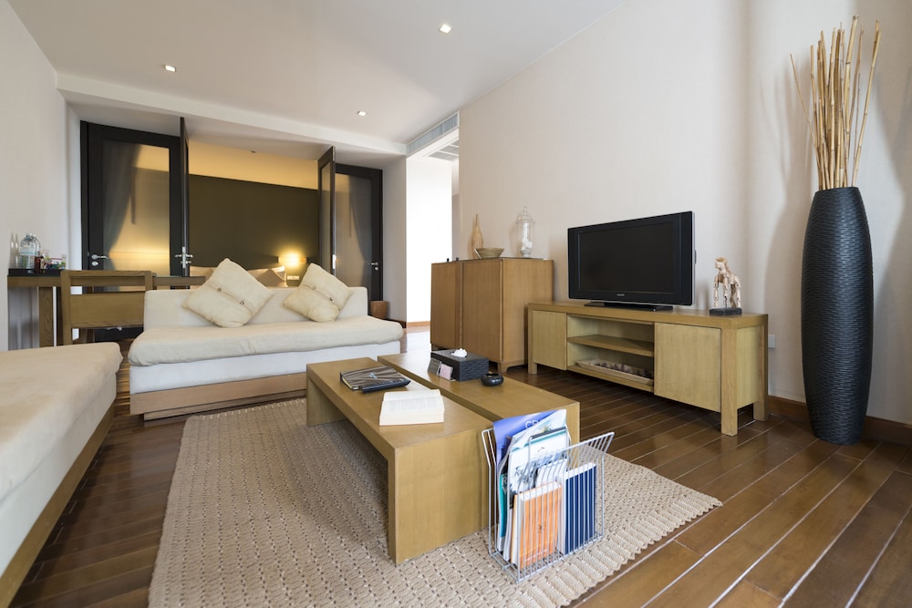 One Bedroom Deluxe Suite with Free Minibar - Photo 10