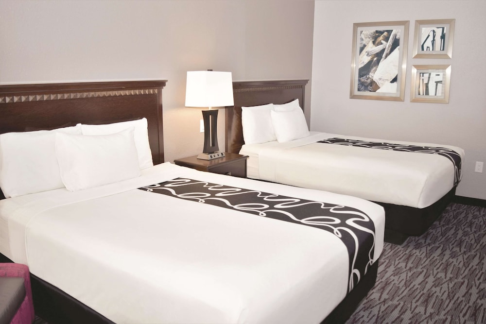 Room, 2 Queen Beds, Accessible, Non Smoking (Mobility/Hearing, Tub w/ Grab Bars) - Photo 2