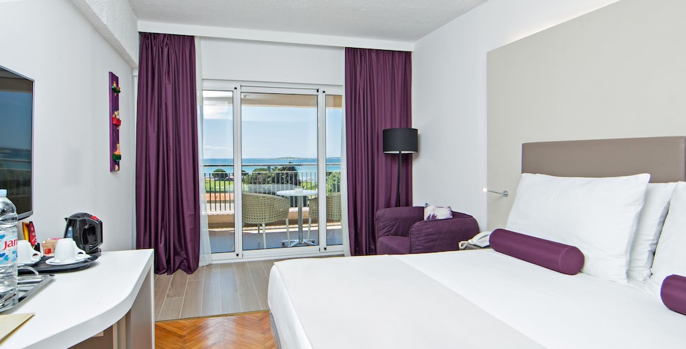 Deluxe Room, 1 Double Bed, Sea View