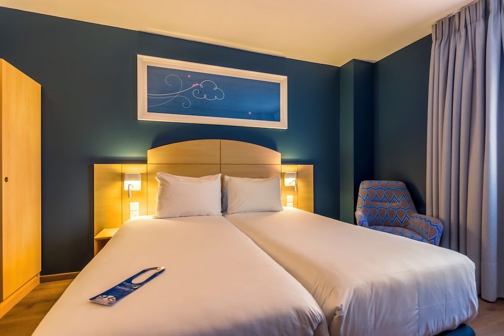 Room - Photo 7