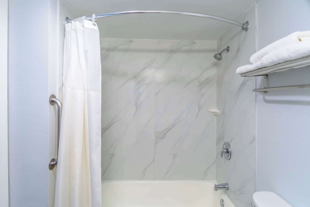 Deluxe Room, 1 Queen Bed, Non Smoking, Refrigerator & Microwave photo 2