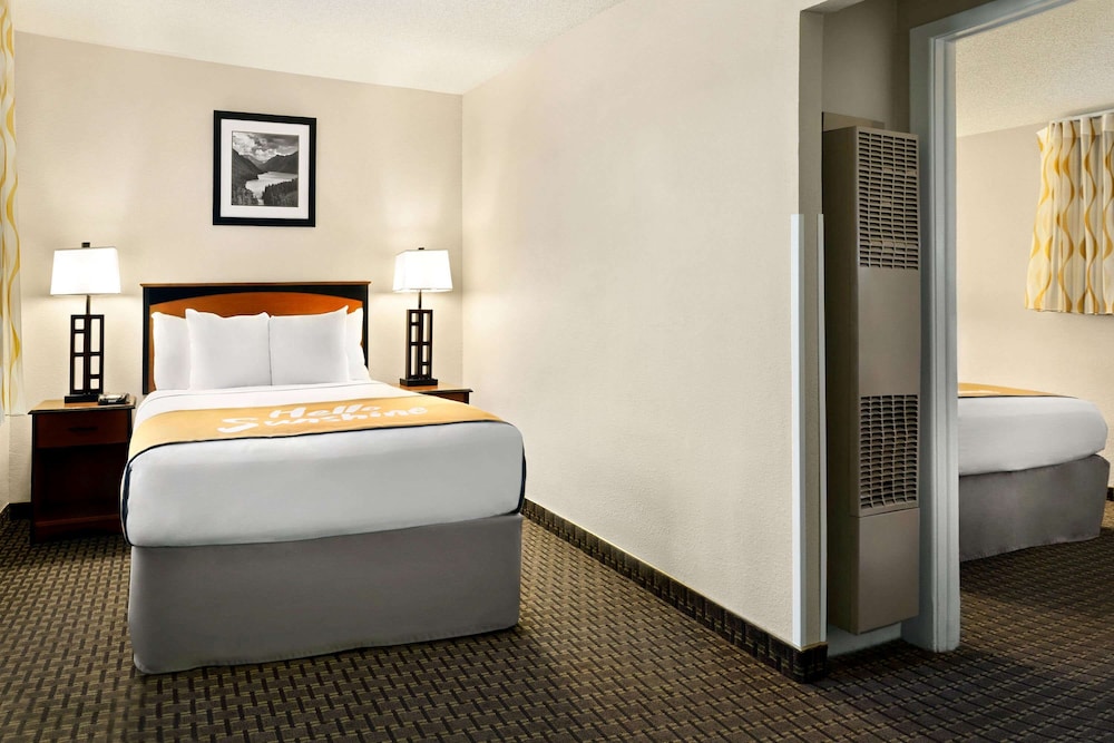 Suite, Multiple Beds, Non Smoking (1st Floor Only) - Photo 2