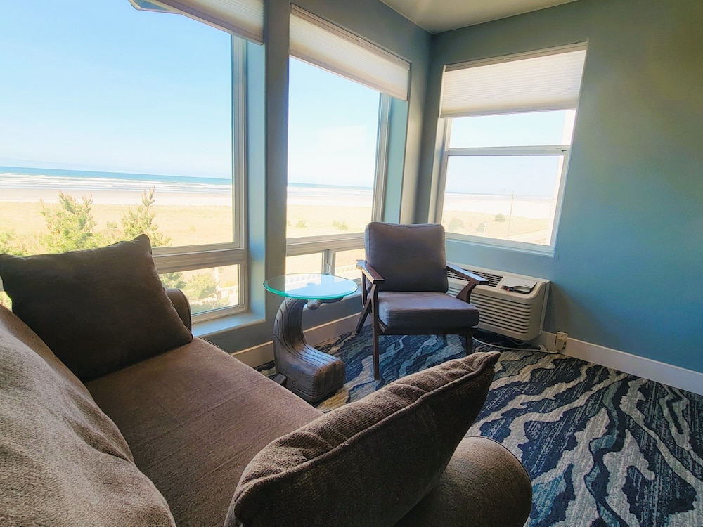 Oceanfront 2 Bedroom Suite, Jetted Tub, Fireplace - Not Pet Friendly photo 3