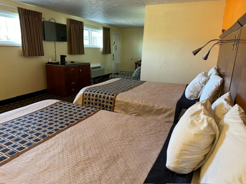 Room, 2 Queen Beds - Photo 8