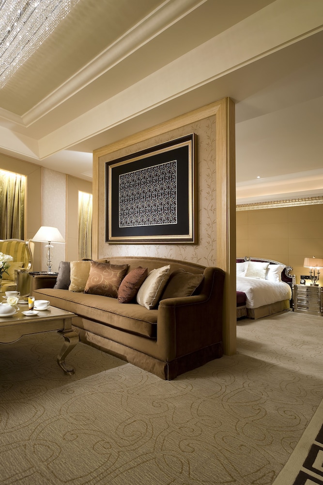 Club Suite, 1 King Bed, Club Lounge Access, Golf View (Prestige) - Photo 2