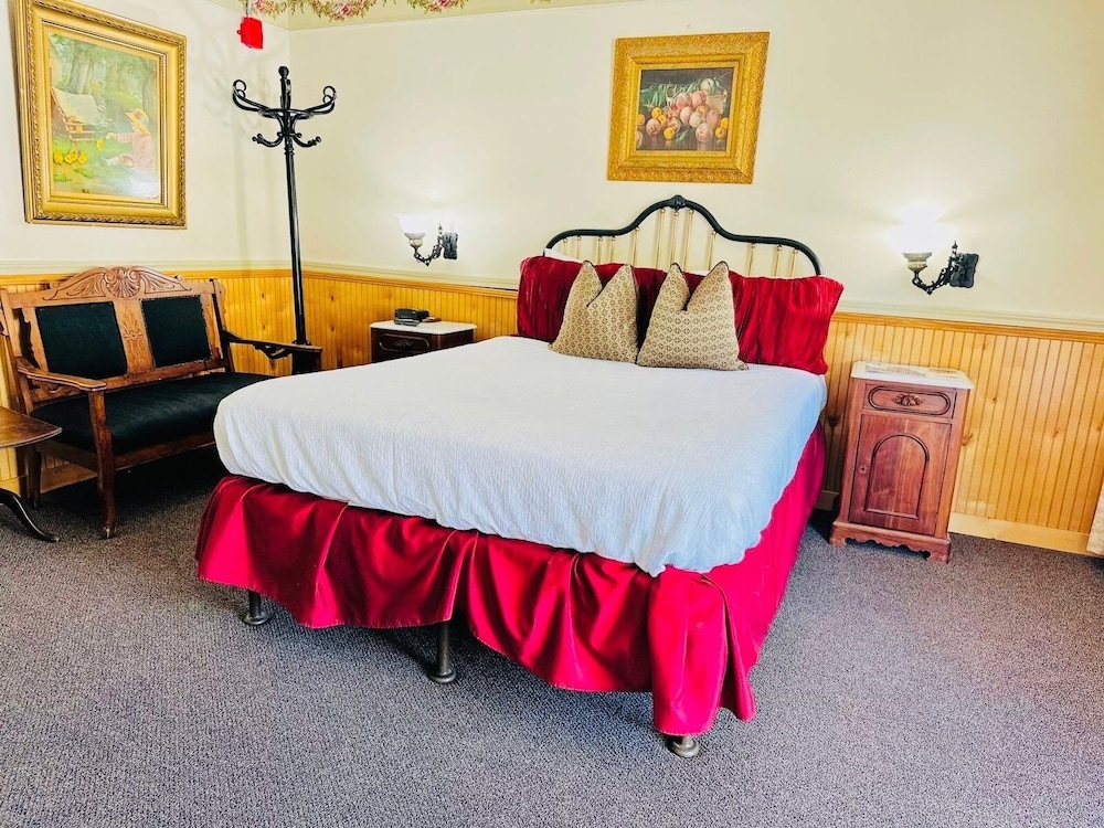 Deluxe One Queen Bed