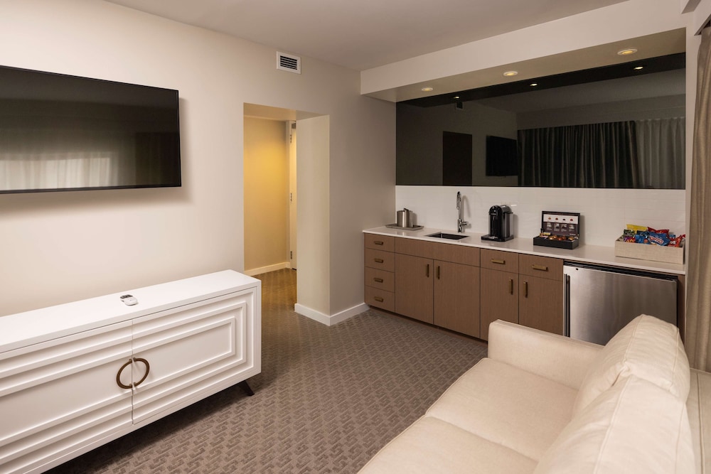 Suite, 1 King Bed, Accessible, Bathtub (Mobility & Hearing) - Photo 5