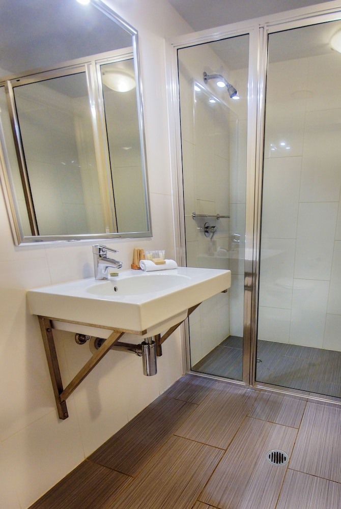 Deluxe Room, Non Smoking (Isa Deluxe Skylight) photo 3