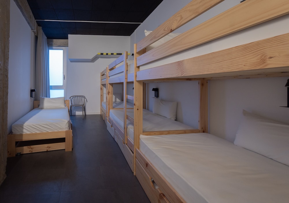 Room, Private Bathroom (7 people) - Photo 3