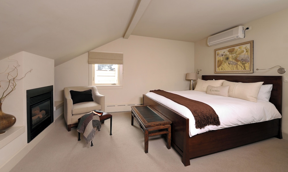 Room (Hotel Columbia 44)