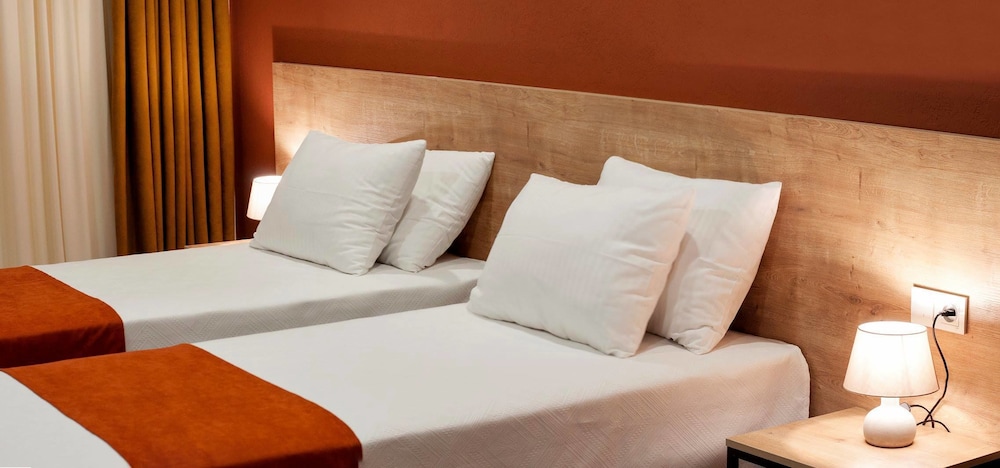 Deluxe Double or Twin Room - Photo 9