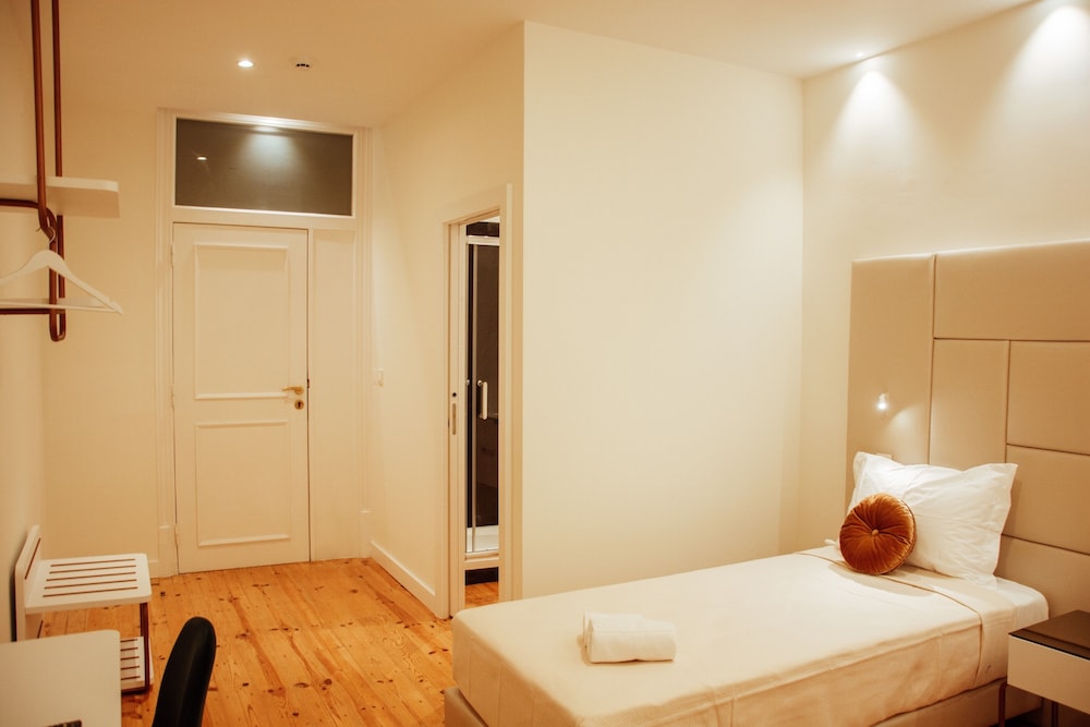 Classic Comfort King or Twin Room - Photo 11