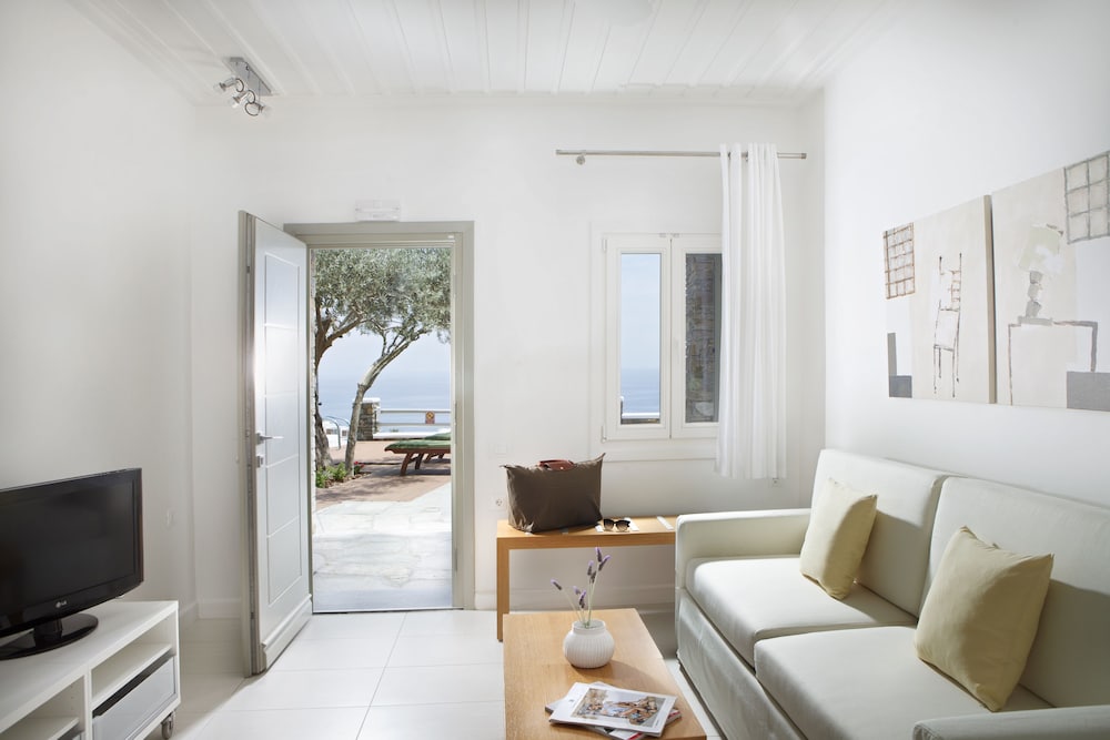 Deluxe Suite | Poolside with Sea view photo 1