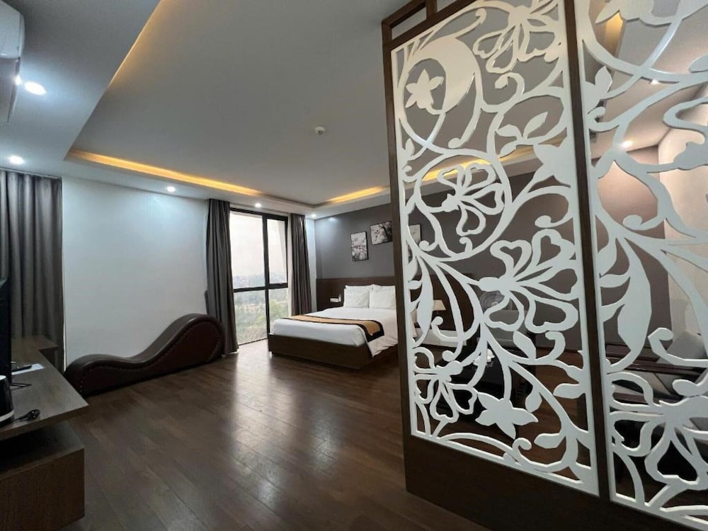 Junior Room, 1 Queen Bed, City View