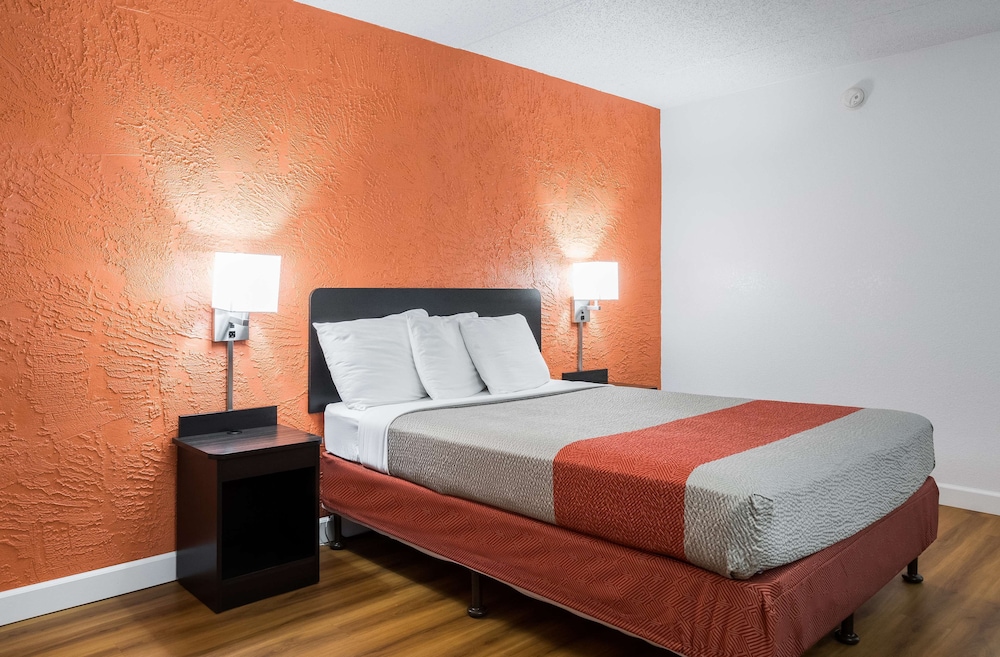 Deluxe Room, 1 Queen Bed, Non Smoking, Hot Tub - Photo 6