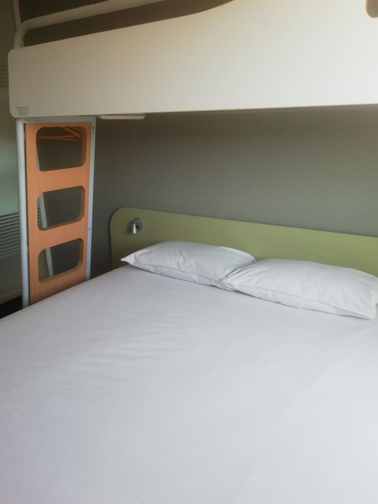 Standard Triple Room, Non Smoking (Queen with separate bunk bed) photo 3