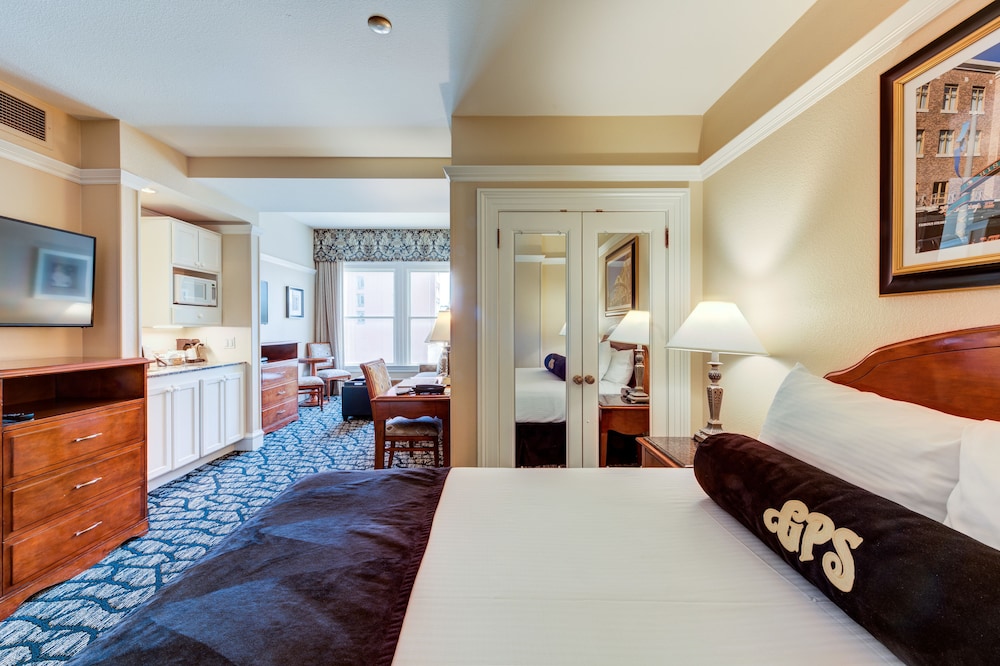 Junior Studio, 1 Queen Bed with Sofa bed, City View - Photo 1