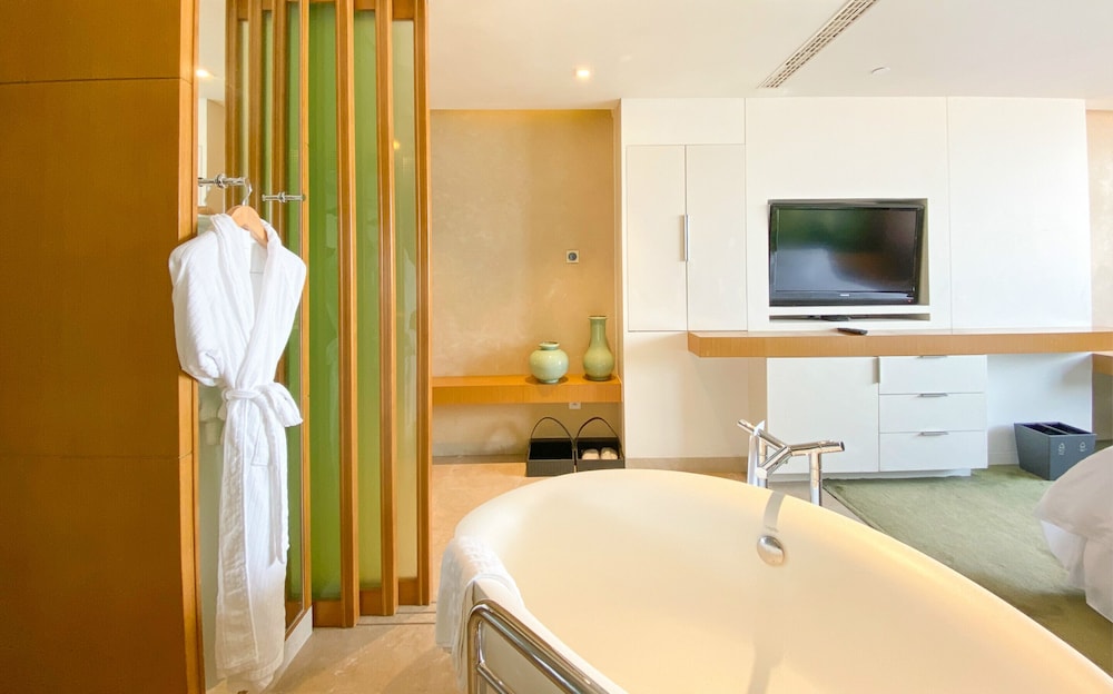 Club Room, 1 King Bed, City View - Photo 6