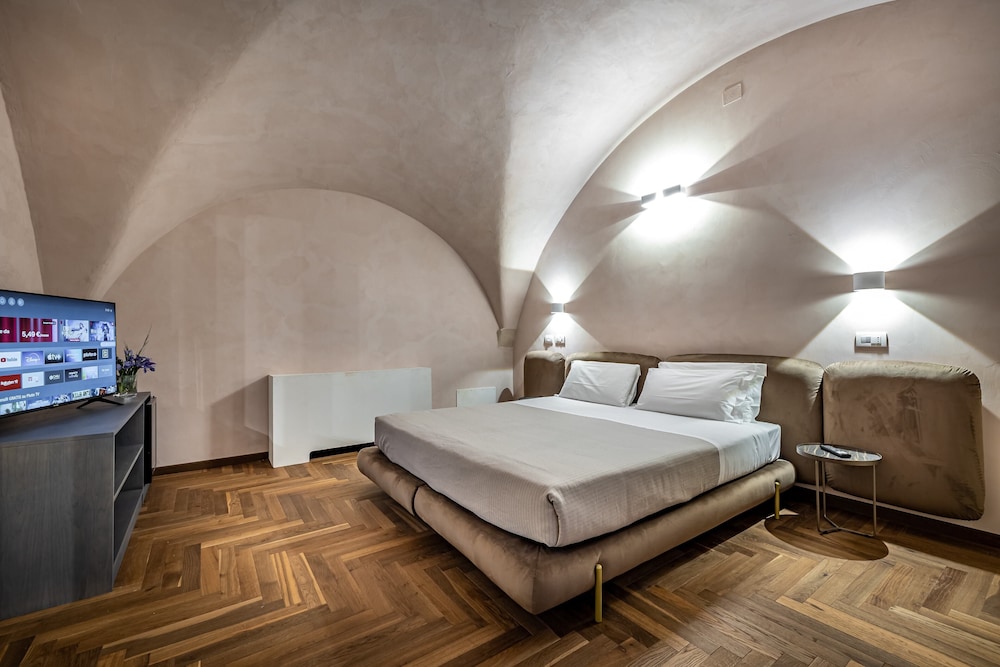 Deluxe Suite (Jacuzzi) - Photo 10