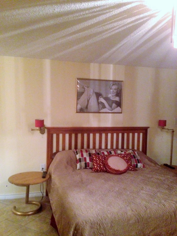 Mid Century Room with  Kitchenette photo 3