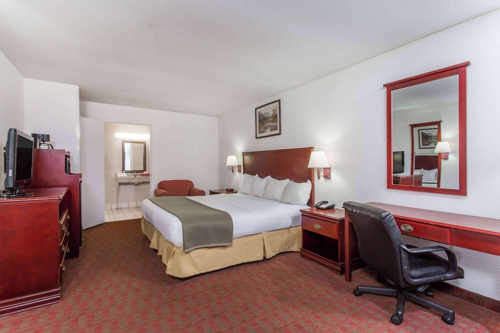 1 King Bed, Accessible Room, Non-Smoking - Photo 1