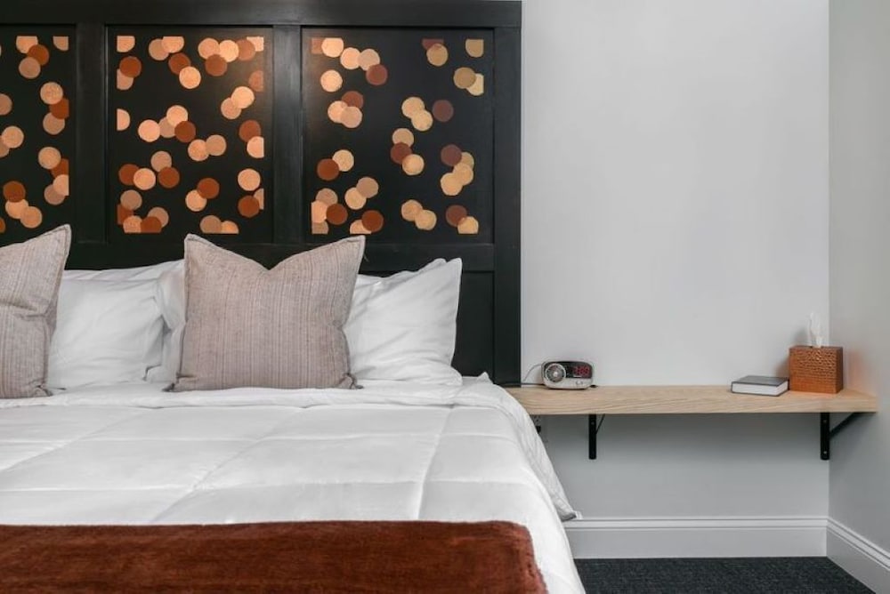 Luxury Room, 1 King Bed, Private Bathroom photo 1