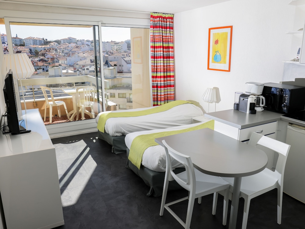 Studio, Balcony, City View photo 1