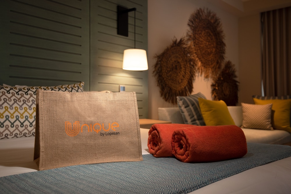 Unique Queen - Swim Up Junior Suite